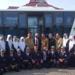 ANTARJEMPUT. Bus antarjemput sekolah ketika diluncurkan. foto : syuhud/bangsaonline