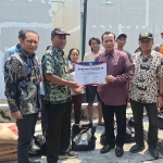 Penyerahan bantuan dari BPBD dan DPRD Jatim untuk korban kebakaran di Jemursari, Surabaya.