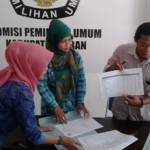 Miftah saat ke kantor KPU tuban menanyakan salinan DIPA KPU dan RAB KPU dana pemilukada 2015 dan ditemui komisioner KPU tuban, Yayuk Agus Dwi Setyorini. (foto: suwandi/BANGSAONLINE)