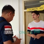 Satu WNA yang ditemukan di Perkebunan Kopi diperiksa dokumennya oleh petugas Kanim Blitar.