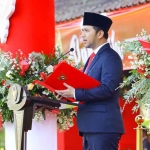 Plt Gubernur Jawa Timur, Emil Elestianto Dardak, saat menjadi Inspektur Upacara Peringatan Hari Lahir Pancasila yang digelar di Alun-alun Kota Blitar. 