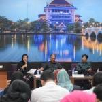 Dr. Sarwirini SH., MS. Selaku  Moderator, bersama Prof. Tjiptohadi Sawarjuwono, M.Ec., Ph.D.,  Prof. Kacung Maridjan, Ph.D., Prof. Dr. Tatiek Sri Djatmiati, SH., MS., dalam acara Gelar Inovasi Guru Besar Sesi II, Di Aula Kahuripan Kampus C UNAIR. 