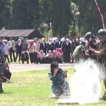 Penampilan drama kolosal usai upacara peringatan Kemerdekaan RI ke-72 di Alun-Alun Kabupaten Jombang, Kamis (17/8/2017). foto: ROMZA/ BANGSAONLINE