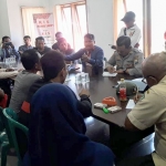 Sejumlah massa petani tembakau saat audiensi dengan Ketua Sementara DPRD Pamekasan Moh Halili Yasin, Kepala Satpol PP  Kusairi, dan Kabid Pengawasan Konsumen Disperindag Pamekasan.