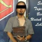 Tersangka bersama barang bukti kotak amal. foto: ekoyono/ BANGSAONLINE