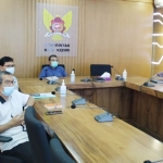 Sekretaris Daerah Kota Kediri, Bagus Alit (tengah) dan beberapa pejabat Pemkot Kediri saat mengikuti diskusi nasional yang digelar APEKSI secara virtual. foto: ist.