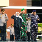 Gubernur Khofifah saat memimpin apel dan doa bersama di Mapolda Jatim.