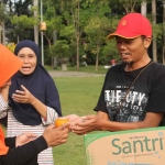 Kader PKS Sidoarjo membagikan jeruk saat kampanye di alun-alun. Foto: Ist