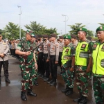 Personel gabungan dari TNI, Polri dan Instansi terkait dari Pemkab Sidoarjo, menggelar Apel Gelar Pasukan Pam VVIP kunjungan kerja Presiden RI, Joko Widodo dalam rangka resepsi puncak satu abad Harlah Nahdlatul Ulama (NU) di MPP Sidoarjo, Minggu (5/2/2023).