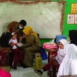 Pemberian imunisasi campak kepada siswa-siswi di MI Al Islam Candisari, Kecamatan Sambeng, Kabupaten Lamongan, Selasa (26/8/2025). Foto: ANTARA/Alimun Khakim