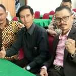 Direktur LBH Fajar Trilaksana (kanan) bersama para lawyer dalam sebuah kesempatan. foto: SYUHUD/ BANGSAONLINE