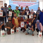 Tim Relawan Gotong Royong (RGR) bersama kawan-kawan disabilitas anggota PDKK menunjukkan sabun deterjen hasil pelatihan. foto: MUJI HARJITA/ BANGSAONLINE