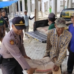 Jajaran Polres Bojonegoro menyerahkan bantuan semen untuk pembangunan Madrasah Diniyah (Madin) Ar-Raudhoh.