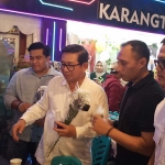 Direktur Operasional Pupuk Indonesia Dwi Satriyo Annurogo (memegang bunga) didampingi Ketua DPRD, Kapolres, dan Dandim Gresik meninjau stan UMKM dalm PetroNite Fest 2025. Foto: Ist.