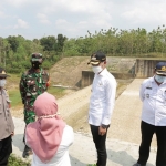 Bupati Tuban Aditya Halindra Faridzky saat meninjau lokasi rencana pembangunan proyek Longstorage Jadi III.