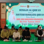 Bupati Mojokerto, Ikfina Fahmawati, saat mengikuti semaan Alquran.