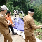Bupati Malang ketika meninjau dampak longsor di Kecamatan Jabung.