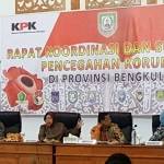 BAHAS PERIZINAN: Bupati Sidoarjo H Saiful Ilah (nomor dua dari kiri) menjadi salah satu pembicara dalam Rapat Koordinasi dan Supervisi Pencegahan Korupsi di Provinsi Bengkulu, Rabu (21/9). foto istimewa