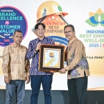 GM  of SHE SIG, Harry Ghautama (tengah) menerima piagam penghargaan predikat Excellent untuk kategori Perusahaan Manufaktur dari Managing Director SPOT Corporate Communication (SWA Media Group), Teguh Poeradisastra pada ajang Indonesia Best Companies In HSE Implementation 2026.
