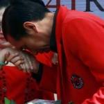 Jokowi mencium tangan Mega. Jokowi dikenal takdzim kepada tokoh lain. Foto: matahaticorp.com