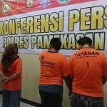Para pengedar sabu saat diekspose dalam konferensi pers yang digelar Polres Pamekasan.