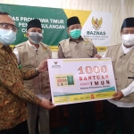 Dari kanan: Ketua Baznas Jatim Drs. HM. Roziqi, M.M., Wakil Ketua II Drs. H. Ahsanul Haq, M.Pd., dan Wakil Ketua III Dr. Muhammad Zakki, M.Si., saat menyerahkan paket bantuan. (foto: ist)