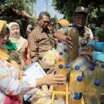 TAK LUPUT: Penjual jamu tradisional di daerah pagesangan juga diambil sampelnya. foto: yuli iksanti/BANGSAONLINE