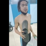 Tersangka Slamet berikut barang bukti berupa sandal karet yang dipegangnya.