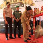 Kegiatan di Pendopo Purworejo diawali pemukulan gong oleh Wakil Wali Kota Pasuruan tanda dibukanya pasar murah.