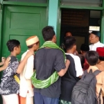 Ratusan nasi bungkus yang dibagikan pihak Koramil ludes diserbu jemaah masjid.