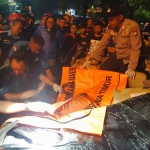 Evakuasi korban kecelakaan maut di Sidoarjo.