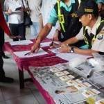 Petugas saat menerima sample urine dari para sopir untuk dites narkoba. foto: EKY NURHADI/ BANGSAONLINE