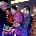 Direktur Jendral Mineral dan Batubara Bambang Gatot Ariyono menyerahkan penghargaan peringkat Emas kepada Direktur Produksi Semen Indonesia Benny Wendry.