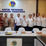 Jajaran Kantah Kabupaten Probolinggo dan UINSA Surabaya saat melakukan rapat koordinasi terkait KKN dan program sertifikasi tanah wakaf.