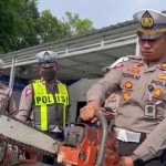 Kasatlantas Polres Pasuruan AKP Yudhi Anugrah Putra mengecek gergaji mesin saat memimpin apel gelar pasukan.