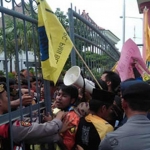 Massa memaksa masuk gedung DPRD Blitar, (Senin (5/3).
