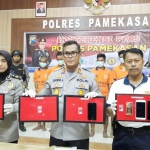 Kapolres Bangkalan AKBP Djoko Marlis menunjukkan barang bukti hasil ungkap kasus narkotika.?