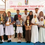 Wartawan BANGSAONLINE Ahmad Istihar (belakang baju hitam) bersama para juara lomba dan panitia acara.