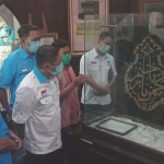 Ketua Umum DPN Partai Gelora, Anis Matta melihat koleksi di Museum NU. (foto: DIDI ROSADI/ BANGSAONLINE)