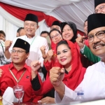 Gus Ipul-Mbak Puti dalam satu acara.