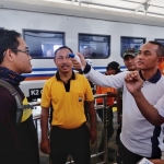 Kapolres Kediri Kota AKBP Miko Indrayana didampingi Kepala Stasiun KAI Kediri, Efandi, saat memeriksa suhu tubuh salah satu penumpang KA. foto: istimewa 