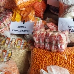 Barang bukti berupa snack, tawas, dan bumbu kadaluarsa yang diamankan polisi.