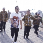 Pj Wali Kota Mojokerto didampingi Kepala DPUPR dan OPD lainnya saat meninjau langsung lokasi Jalan Balongcangkring - Rejoto, Kamis (6/6/2024).
