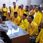 Jajaran pengurus Golkar Gresik ketika mendaftar sebagai peserta Pemilu beberapa waktu lalu. foto: SYUHUD/ BANGSAONLINE