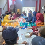 Pengurus DPD PAN Kabupaten Probolinggo saat menggelar kegiatan sosial dengan membagikan 30.000 porsi bakso gratis kepada warga yang melintas di Jalan Raya Panglima Sudirman. Foto: ANDI SIRAJUDIN/BANGSAONLINE