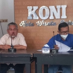 Ketua Umum KONI kota Batu Mahfud bersama Ketua Panitia Musorkot, Safarudin Rosul di Kantor KONI saat Jumpa Pers