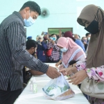 Wali Kota Kediri Abdullah Abu Bakar saat ikut melayani warga. Foto: Ist.