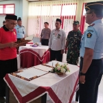 Momen pengucapan ikrar setia kepada NKRI dipimpin Kalapas Porong Tonny Nainggolan di Aula Sugeng Handrijo, Lapas Porong.