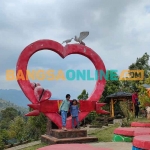 Satu spot foto dengan latar belakang Gunung Welirang. Foto: MUJI HARJITA/BANGSAONLINE