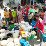 Warga Desa Wanglu Kulon saat antre mengisi air bersih. foto: SUWANDI/ BANGSAONLINE